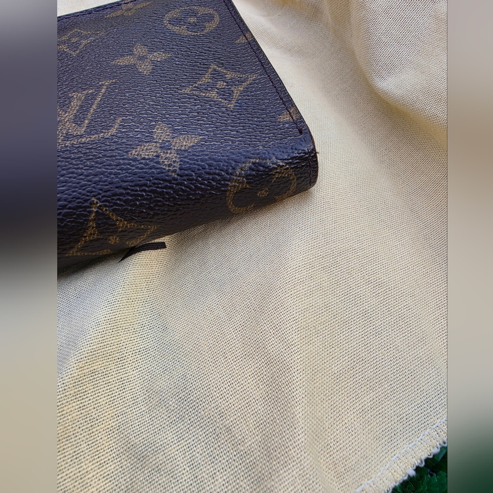 Louis Vuitton Monogram Zip Around Wallet Monogram Canvas. Date Code TH0065 - Picture 4 of 17